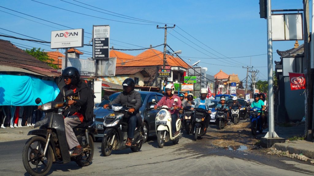 Straßenverkehr auf Bali